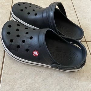 EUC men’s size 7/women’s size 9 black crocs.